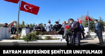 Arife gününde şehitlere anlamlı ziyaret