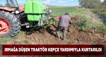 Irmağa düşen traktör kepçe yardımıyla kurtarıldı