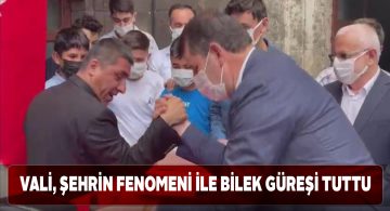 Levent Abi Vali Ayhan’ı bilek güreşinde mağlup etti