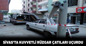 Sivas genelinde etkili olan rüzgâr çatılara ve direklere zarar verdi