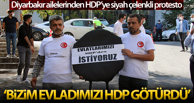Diyarbakır ailelerinden HDP’ye siyah çelenkli protesto: ‘Çocuklarımızı nasıl dağa götürdüyseniz geri getirin’