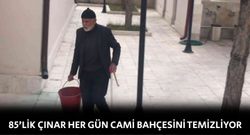Gönüllü Dede Her gün Cami Bahçesini Temizliyor