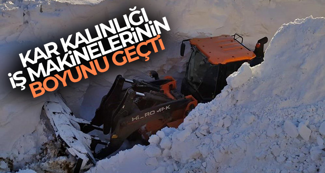 Yüksekova’da kar kalınlığı iş makinelerinin boyunu geçti