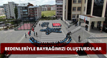 Öğrencilerden Türk bayrağı Koreografisi