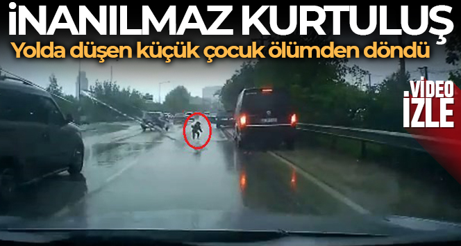 İnanılmaz kurtuluş, kapısı açılan arabadan yola düşen küçük çocuk ölümden döndü
