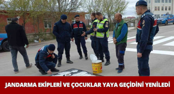 Tehlike Arz Eden Yaya Geçidini Jandarma Ekipleriyle Çocuklar Yeniledi