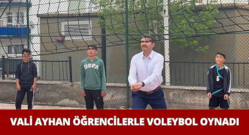 Sivas Valisi Öğrencilerle Birlikte Voleybol Maçı Yaptı