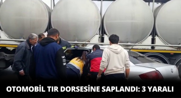 Korkunç Kazada Otomobil Tıra Saplandı