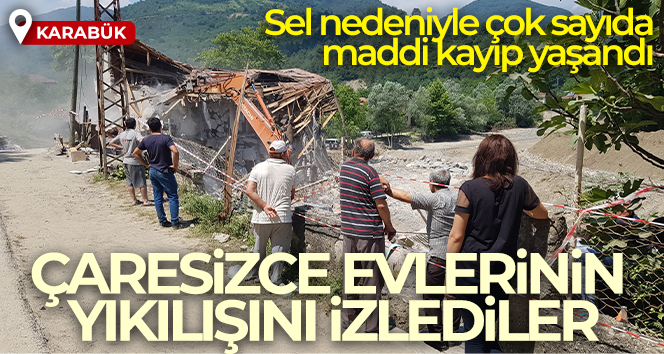 Sel afetinde büyük hasar gören evlerinin yıkılışını çaresizce izlediler