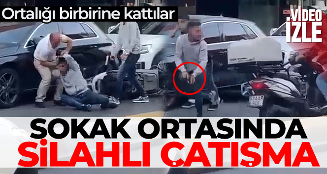 İstanbul’da cadde ortasında silahlı çatışma kamerada: 2 yaralı, 3 gözaltı