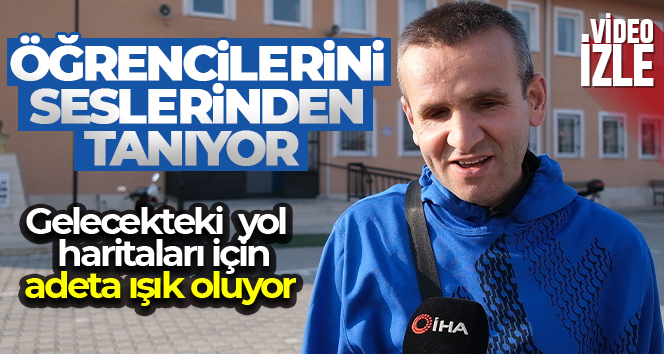 Sesinden tanıdığı öğrencilerine gelecekteki yol haritaları için rehberlik ediyor