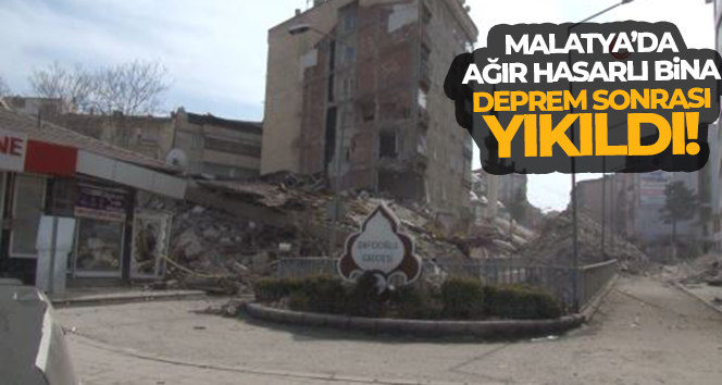 Ağır hasarlı bina deprem sonrası yıkıldı