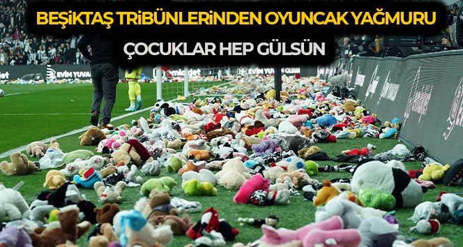 Beşiktaş tribünlerinden oyuncak yağmuru