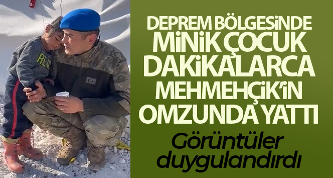 Minik çocuk dakikalarca Mehmetçik’in omzunda yattı