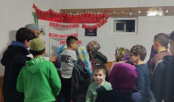 Cami imamı, çocukların ilgisini çekmek için camiye bakkal açtı