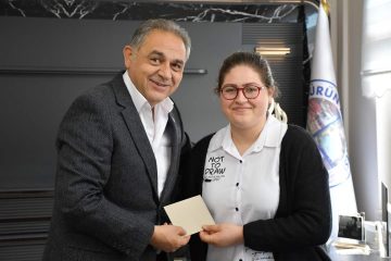 Gürün Belediye Başkanı, Depremlerin Ardından Yazılan Şiiri Ödüllendirdi