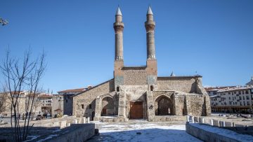 Anadolu’nun en yüksek taç kapısına sahip, şerefesine çelik kelepçe takıldı