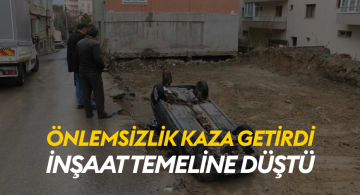 Manevra yaparken fark edemeyip inşaat temeline düştü
