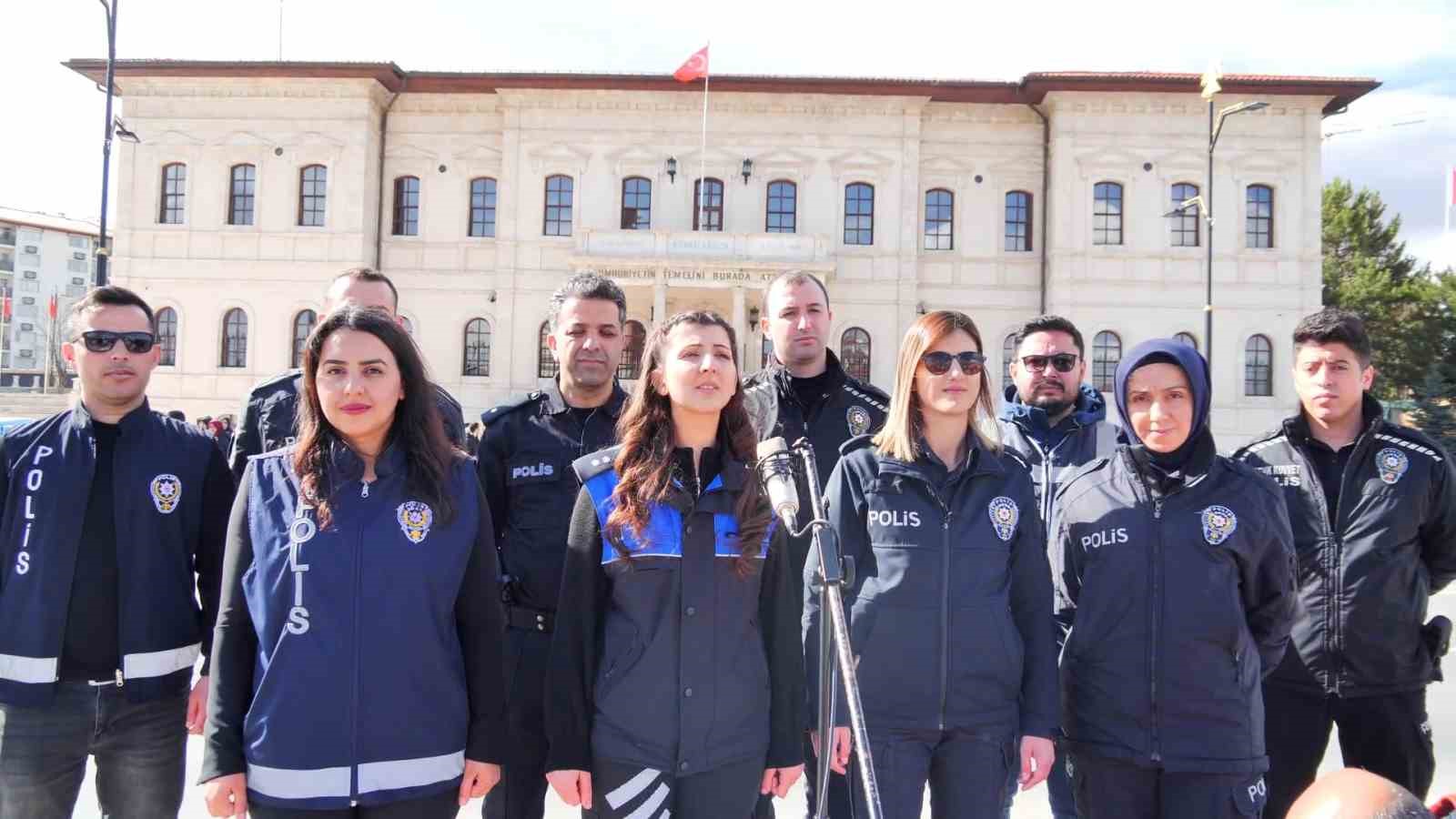 Sivas polisinden müzikal kutlama: Hekimoğlu türküsü seslendirdiler