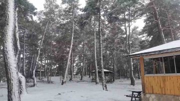 Sivas’ın Koyulhisar ilçesinde Nisan ayında beklenmedik kar yağışı!