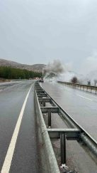 Sivas’ta Bariyerlere Çarpan Araç Alev Aldı: 2 Yaralı