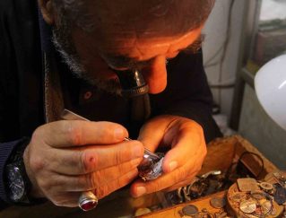 Saat Tamircisi Erol Orta, 49 Yıldır Zamana Ayar Veriyor