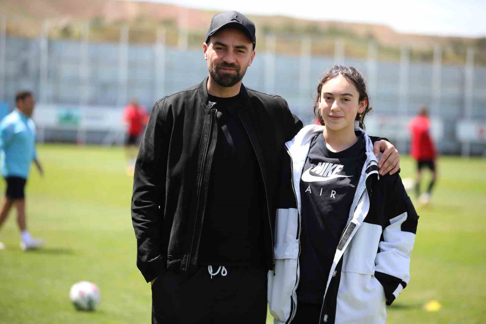 Sivassporlu eski futbolcu Kadir Bekmezci’den kulübe vefa ziyareti