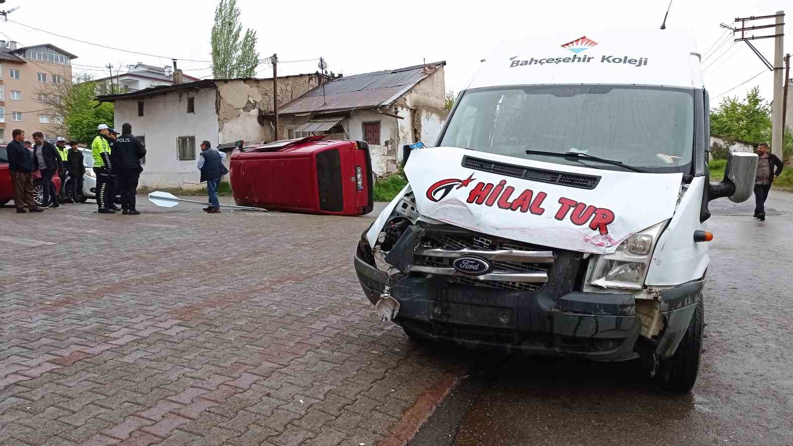 Sivas’ta Servis Aracı ve Minibüs Çarpışması: 5 Yaralı