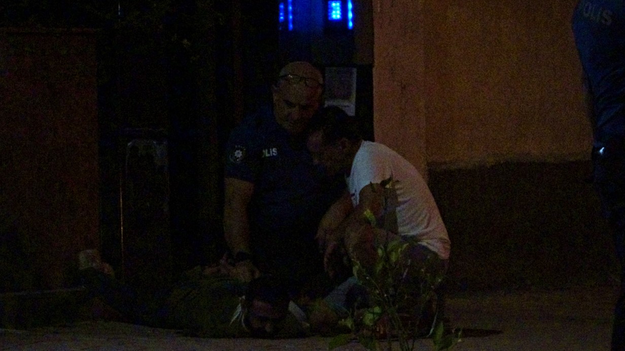 Antalya’da Ailevi İkameti Ateşe Vermeye Çalışan Genç Güçlükle Engellendi