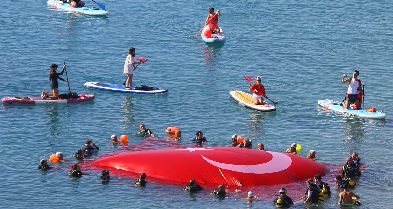 Antalya’da Cumhuriyet Bayramı Coşkuyla Kutlandı: Denizde Dev Türk Bayrağı Açıldı