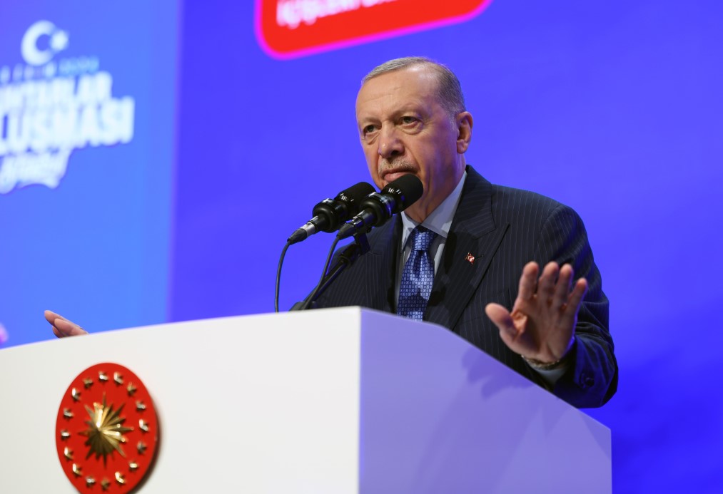 Cumhurbaşkanı Erdoğan, Muhtarlarla Buluştu: Muhtarlık Kurumunu Övdü ve Uluslararası Gelişmeleri Değerlendirdi