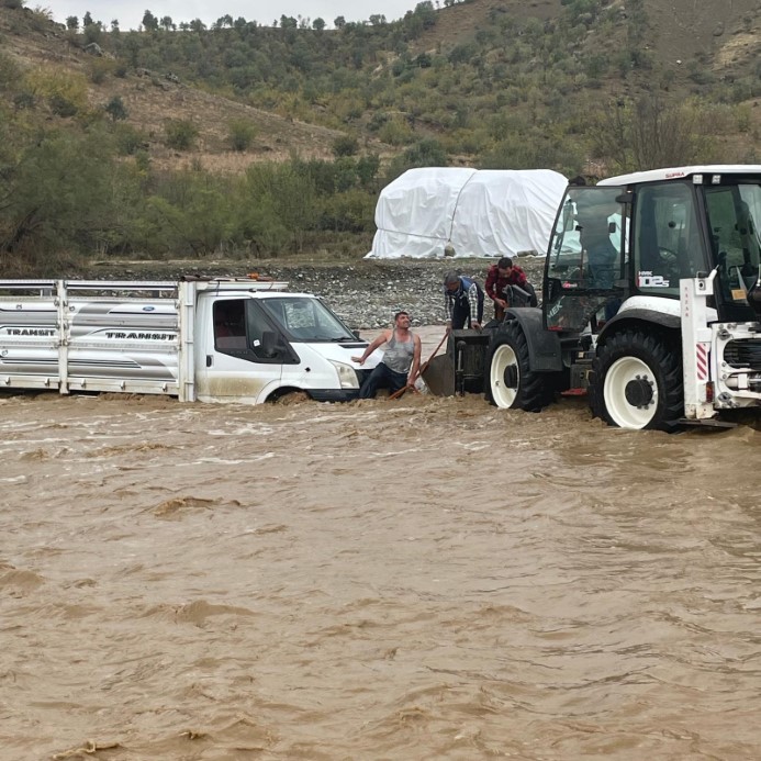 Diyarbakır Kulp’ta Sel Sularına Kapılan Şoför Kurtarıldı