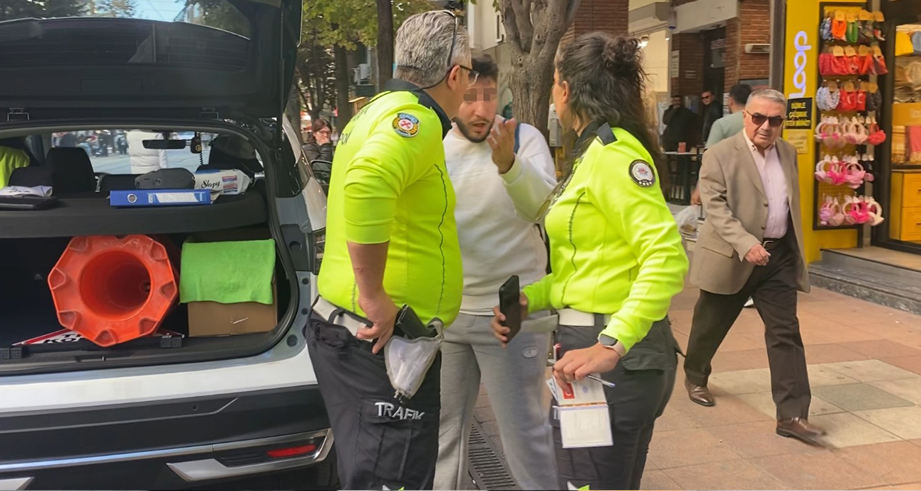 Eskişehir’de Kasksız Motosiklet Sürücüsü Polisten Kaçarken Yakalandı
