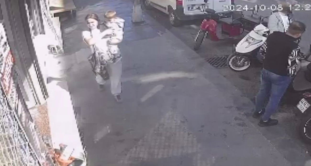 Fatih’te Bebekli Kadın Hırsızlık Yaptı: Güvenlik Kamerasında