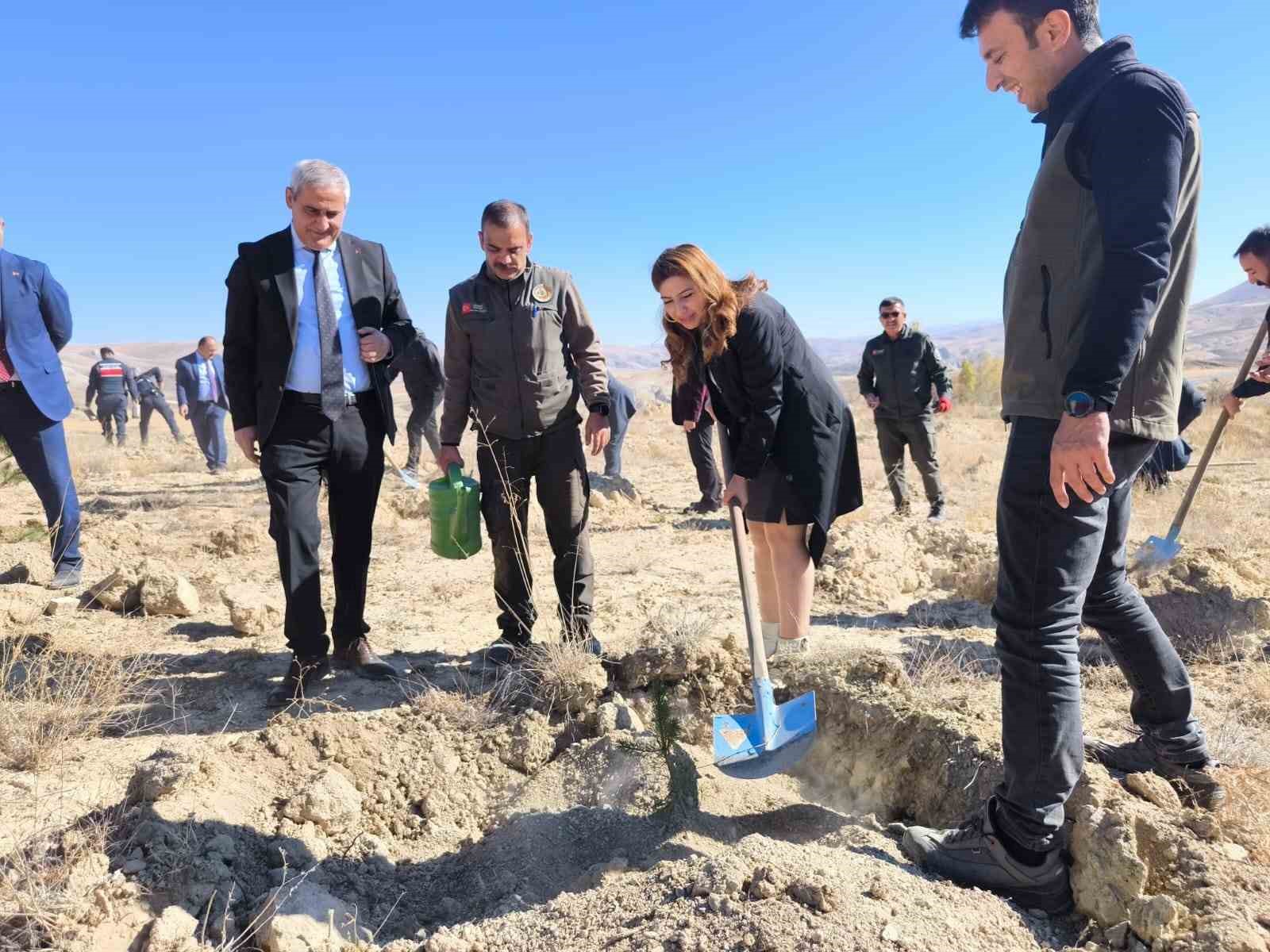 Gürün’de Cumhuriyet Coşkusu: 101 Fidan Toprakla Buluştu