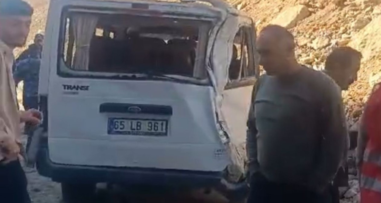 Hakkari Şemdinli’de Yol Çalışması Sırasında Minibüsün Üzerine Kayalar Düştü