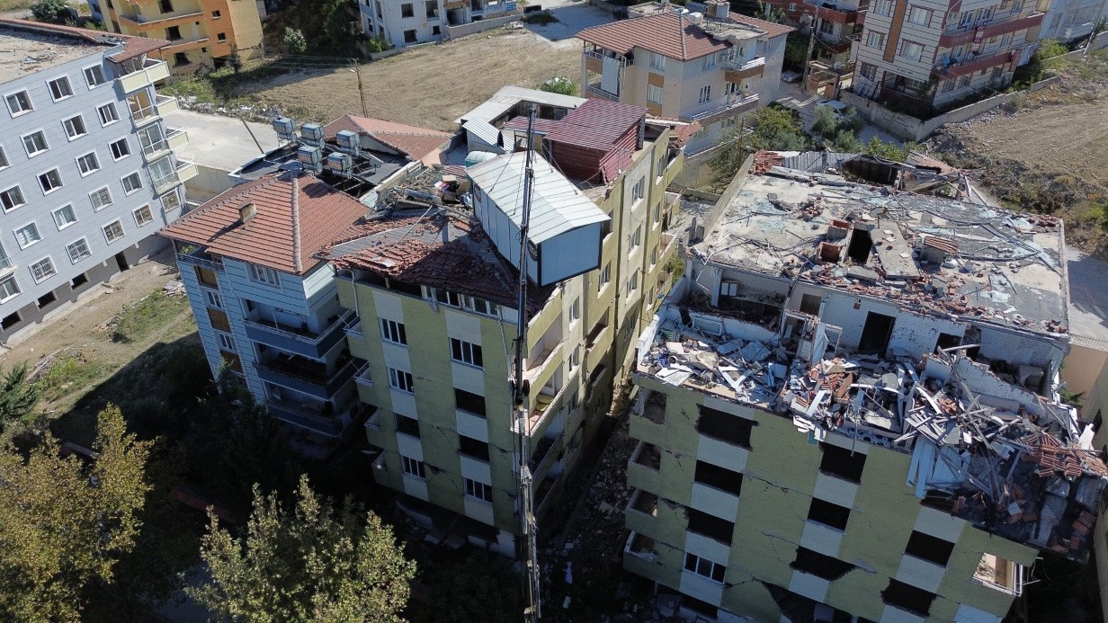 Hataylı Güvercin Tutkunu, Apartmanın Çatısına Vinçle Konteyner Yerleştirdi