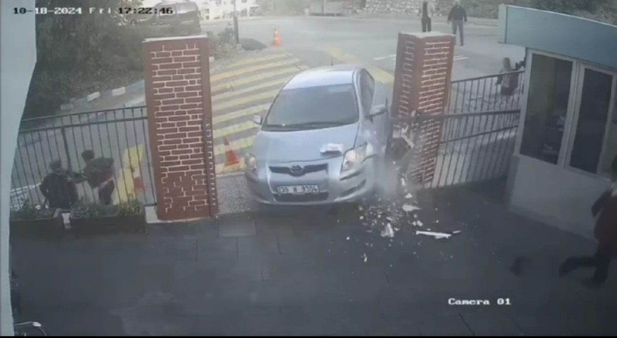 İzmir’de Okul Kapısına Araç Çarptı: Veliler ve Çocuklar Tehlikeden Son Anda Kurtuldu