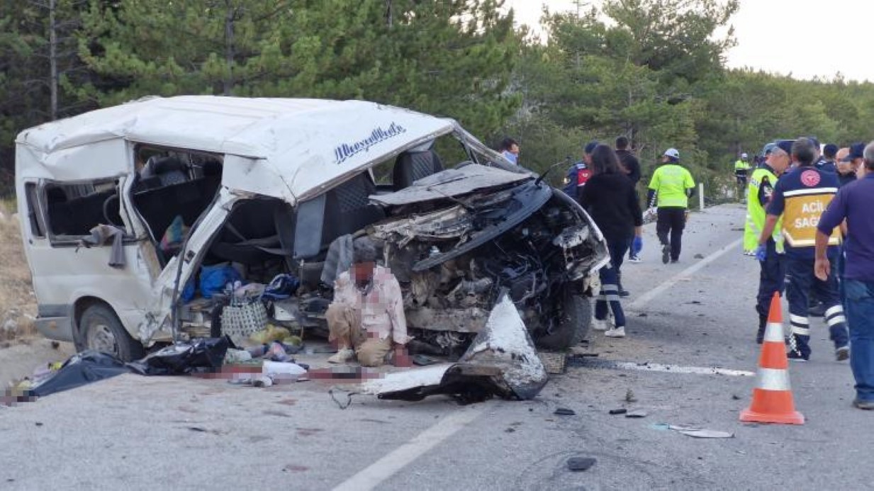 Karaman’da Meydana Gelen Trafik Kazası: 2 Ölü, 13 Yaralı