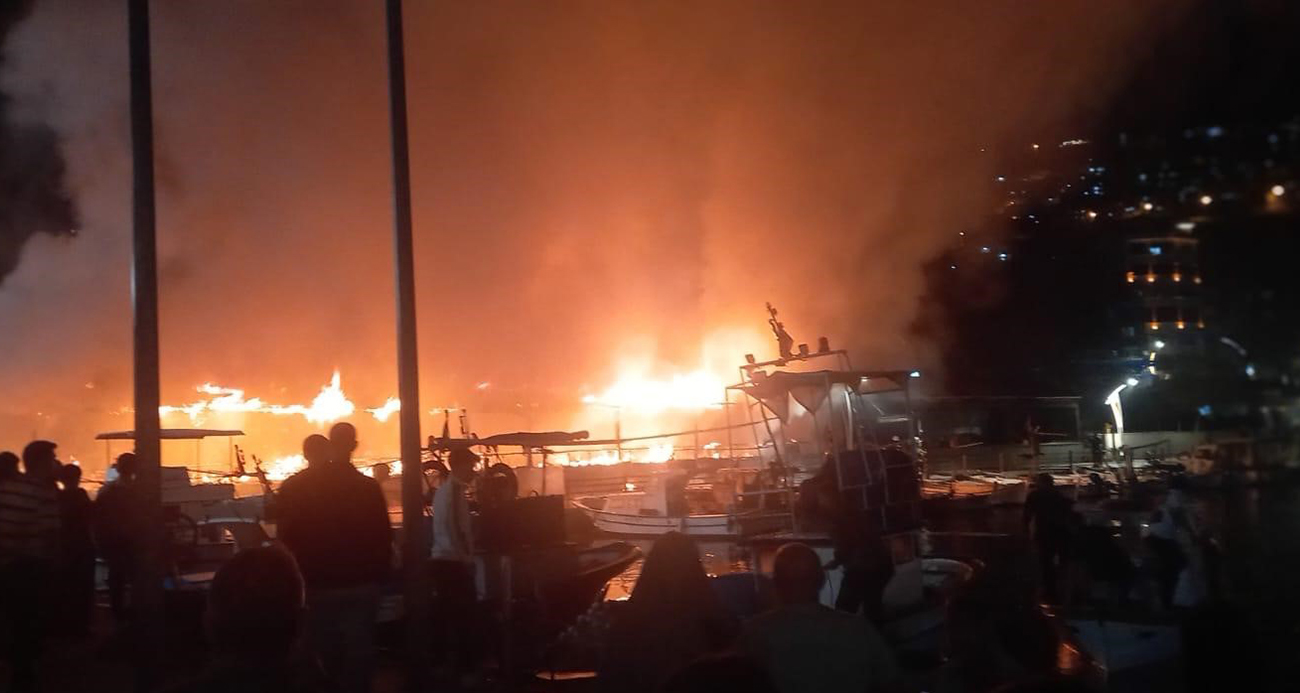 Kocaeli Körfez’de Restoran Yangını: Geceyi Aydınlatan Alevler