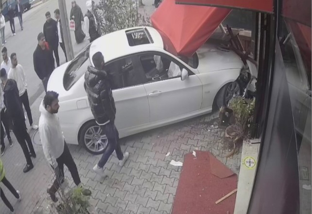 Kocaeli’de Kontrolden Çıkan Otomobil Güzellik Merkezine Girdi: 2 Yaralı