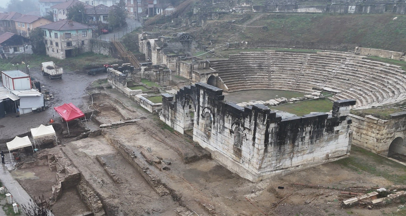Konuralp Antik Tiyatrosu’nda Yeni Keşifler Devam Ediyor