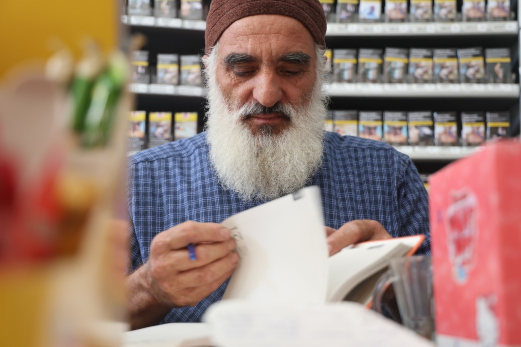Konyalı Bakkal Mehmet Amca, Hesap Makinesine Meydan Okuyor