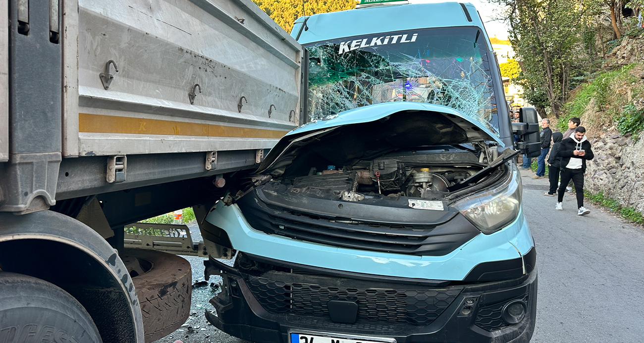 Maltepe’de Minibüs Tıra Çarptı: 8 Yaralı
