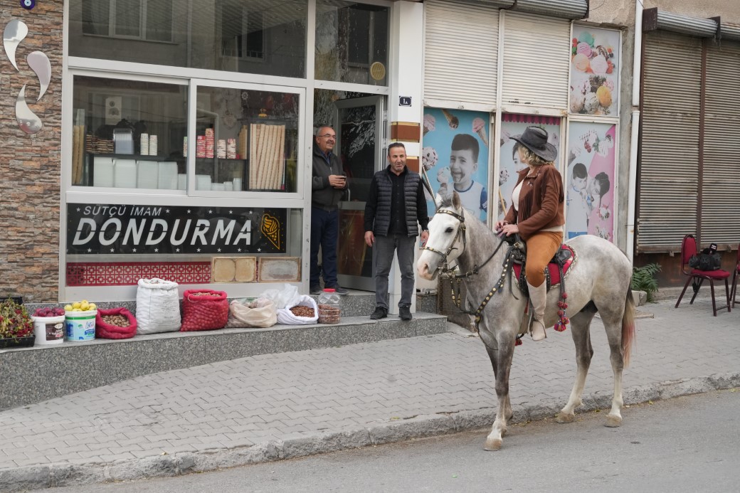 Niğde’nin ‘Kovboy Muhtarı’ Tuğba Somkaya, Atıyla Mahallelinin Yanında
