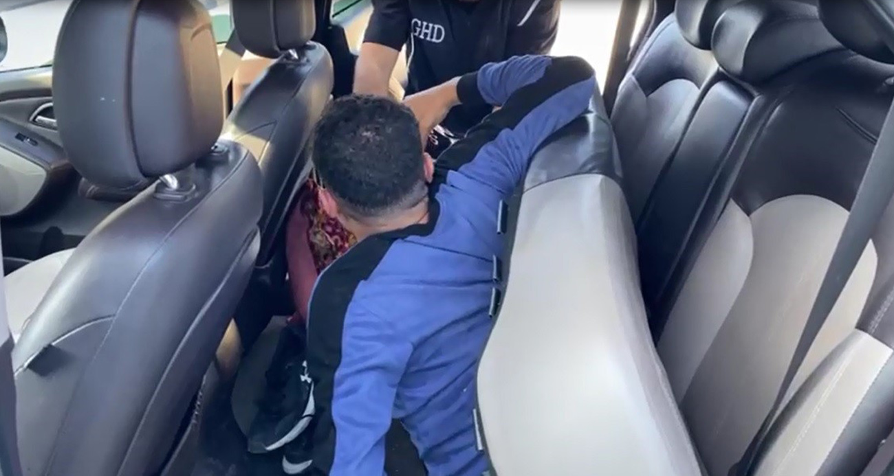Otomobilin Gizli Bölmesinde İki Göçmen Bulundu