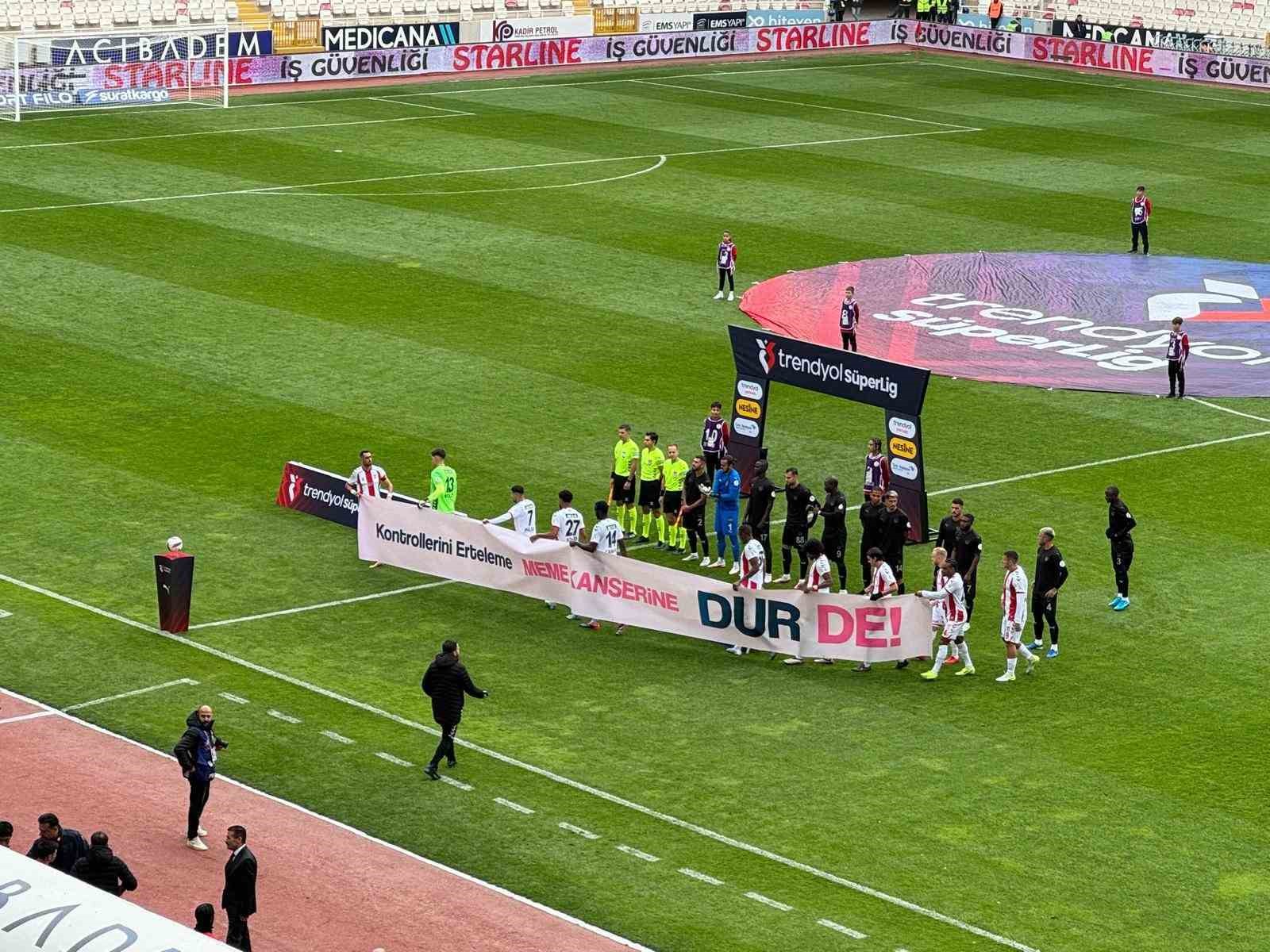 Sivasspor Sahada Meme Kanseri Farkındalığı İçin Pankart Açtı