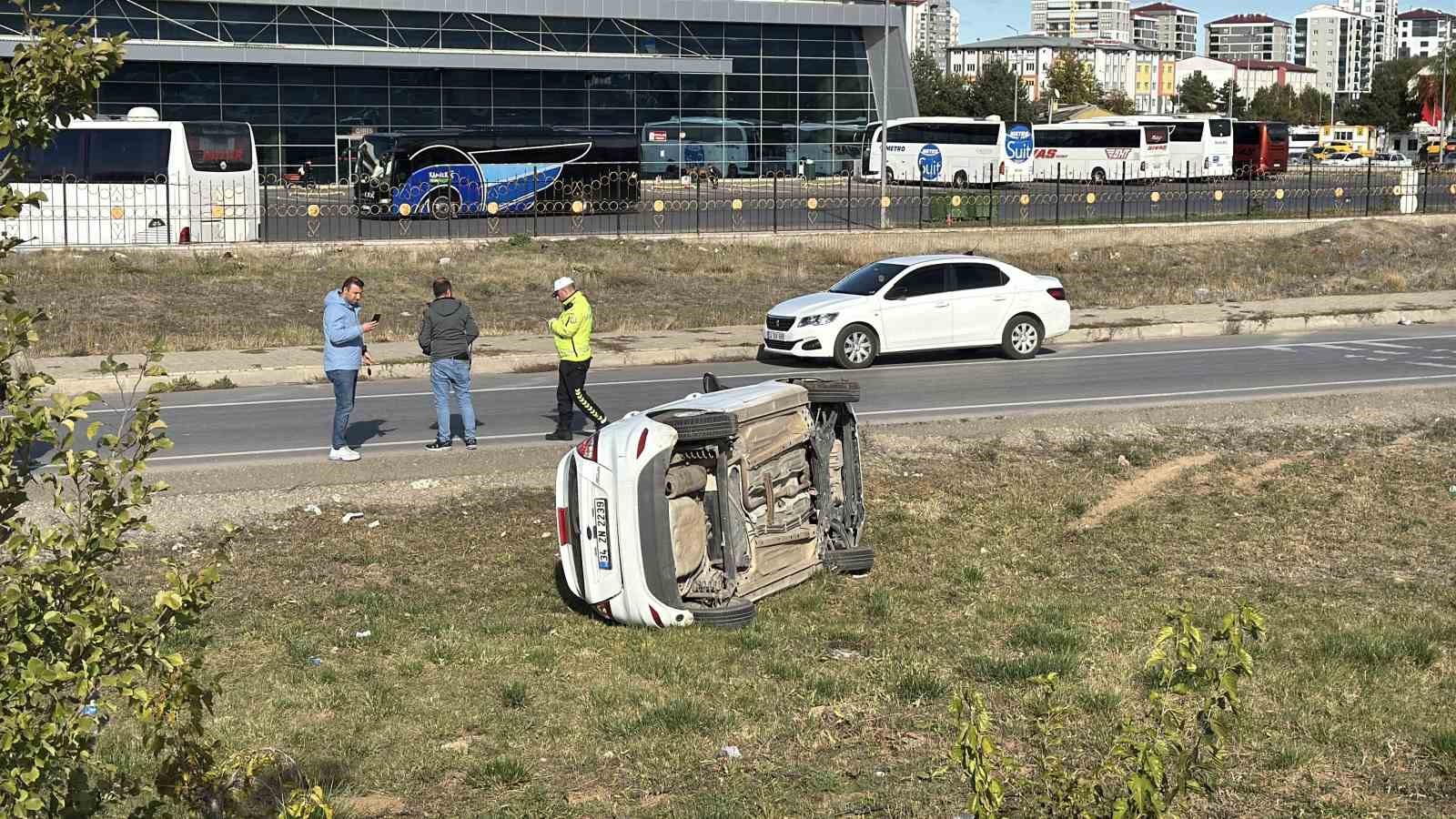Sivas’ta Trafik Kazası: Otomobil Yan Yattı, Sürücü Yaralandı