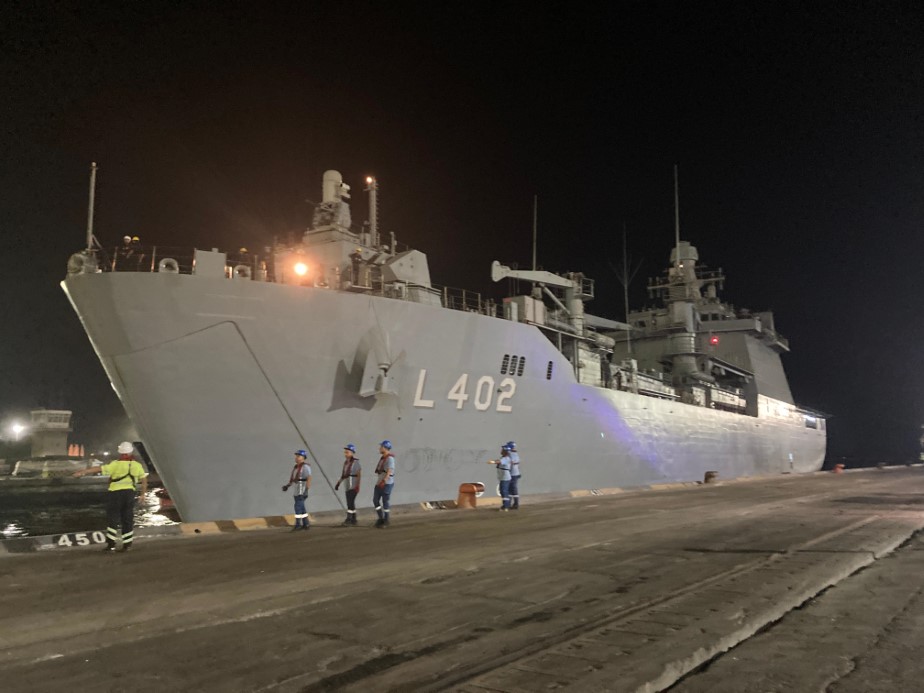 TCG Bayraktar, Lübnan’dan Tahliye Edilen Vatandaşları Mersin’e Getirdi