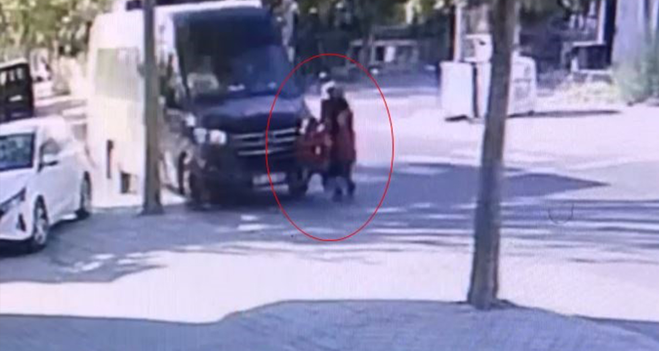 Tekirdağ’da Minibüsün Yaya Geçidi Kazası Güvenlik Kamerasında